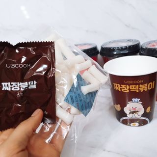 유비쿡 컵떡볶이 매운컵떡볶이2개/ 짜장컵떡볶이 2개  총 4개세트 — 5점을 준 리뷰어가 2021년 2월 올린 사용 사진