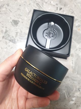 오투에니원 갈락토미세스 비타민 C 프리미엄 블랙스완 크림 50g — 5점을 준 리뷰어가 2023년 1월 올린 사용 사진