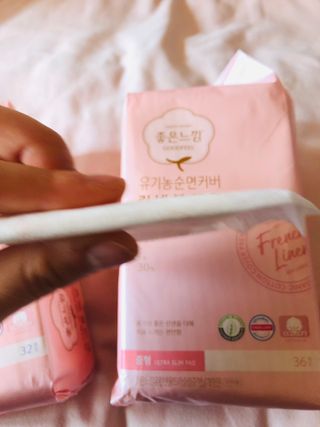 나무드 [유한킴벌리] 좋은느낌 유기농 순면 린넨블렌딩 생리대,롱라이너 중형 36매 1개 + 대형 32매 1개 — 5점을 준 리뷰어가 2021년 10월 올린 사용 사진
