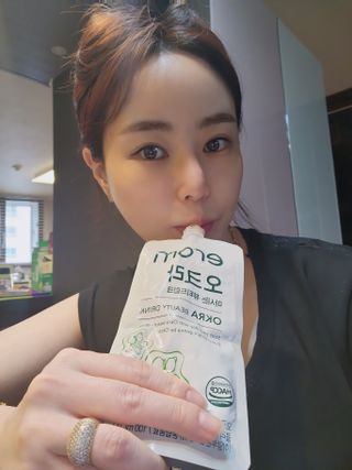 [이롬] 오크라 마시는 뷰티드링크 100mL x 20입 — 5점을 준 리뷰어가 2022년 9월 올린 사용 사진