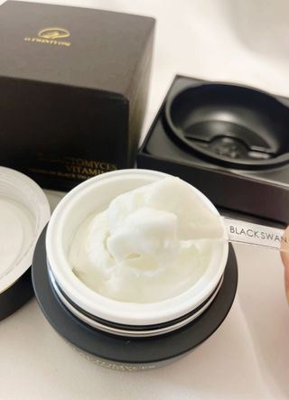 오투에니원 갈락토미세스 비타민 C 프리미엄 블랙스완 크림 50g — 5점을 준 리뷰어가 2023년 1월 올린 사용 사진