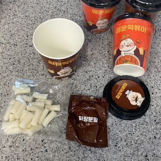 유비쿡 컵떡볶이 매운컵떡볶이2개/ 짜장컵떡볶이 2개  총 4개세트 — 5점을 준 리뷰어가 2021년 3월 올린 사용 사진