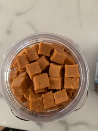 페페로니 진짜 오메가3 연어+소고기 180g+180g — 5점을 준 리뷰어가 2021년 7월 올린 사용 사진