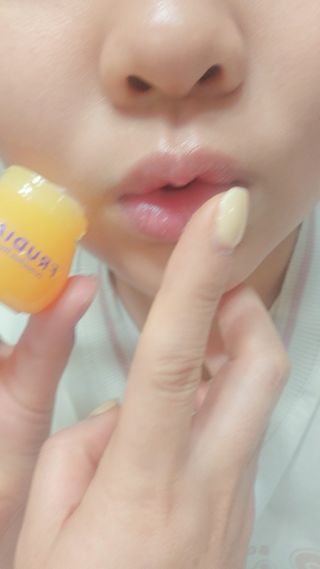 틱톡 [후르디아] 튼입술해결템 올리브영 블루베리 하이드레이팅 허니 립밤 — 5점을 준 리뷰어가 2024년 3월 올린 사용 사진