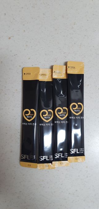 짜먹는 이지견과 짜먹는 이지아몬드, 짜먹는 이지허니피넛, 짜먹는 이지캐슈넛 각 10g X  10포 — 5점을 준 리뷰어가 2021년 2월 올린 사용 사진