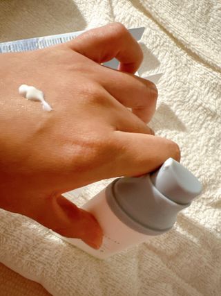 [스킨1004] 마다가스카르 센텔라 히알루-시카 워터핏 선세럼 50ml — 5점을 준 리뷰어가 2024년 5월 올린 사용 사진