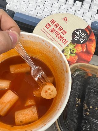 나우  [요리궁리] B타입 ( 매콤, 치즈, 매콤까르보 ) 꽃떡볶이 6개입 세트 — 5점을 준 리뷰어가 2025년 3월 올린 사용 사진