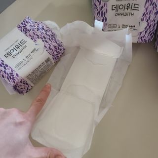 나무드 [데이위드] 국내생산 생리대 가벼운 초 슬림핏 프레쉬 씬 순면커버 생리대 10개입X1팩 — 4점을 준 리뷰어가 2021년 10월 올린 사용 사진