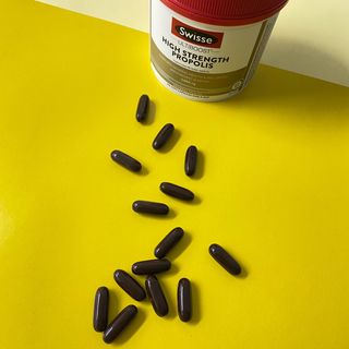 Swisse 스위스 고함량 프로폴리스 2,000mg 210정 — 5점을 준 리뷰어가 2021년 11월 올린 사용 사진