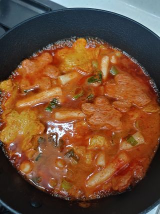 빨간키트 떡볶이 밀키트 2~3인분 매운맛 국물 떡볶이 만들기 쉬운 황금 레시피 분말 소스로 간편한 요리 — 5점을 준 리뷰어가 2021년 10월 올린 사용 사진