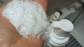 블룸비 거품 두피 샴푸 — 5점을 준 리뷰어가 2022년 9월 올린 사용 사진