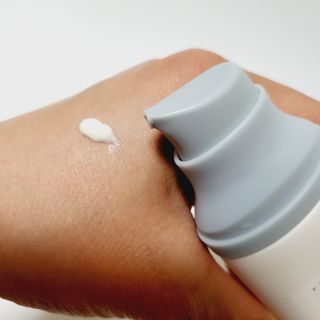 [스킨1004] 마다가스카르 센텔라 히알루-시카 워터핏 선세럼 50ml — 5점을 준 리뷰어가 2024년 5월 올린 사용 사진