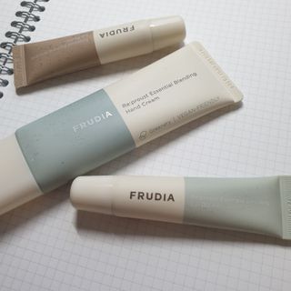 [후르디아] 올리브영 착한보습 비건 립버터 2종 — 5점을 준 리뷰어가 2022년 11월 올린 사용 사진