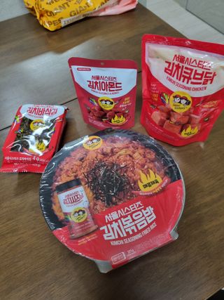 [서울시스터즈] CU 김치 4총사 세트-김치볶음밥, 김치큐브닭, 김치바삭김, 김치아몬드 — 4점을 준 리뷰어가 2021년 10월 올린 사용 사진
