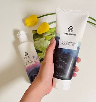 오일아리아 뉴트리 모이스처라이징 세사미 씨드 오일로션 & 데일리 디톡스 세사미 그라운즈 바디스크럽 — 5점을 준 리뷰어가 2023년 6월 올린 사용 사진