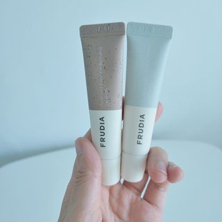 [후르디아] 올리브영 착한보습 비건 립버터 2종 — 3.5점을 준 리뷰어가 2022년 11월 올린 사용 사진