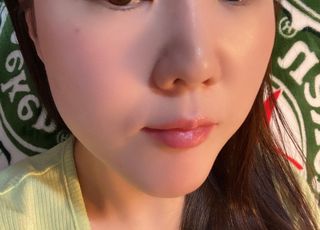 틱톡 [후르디아] 튼입술해결템 올리브영 블루베리 하이드레이팅 허니 립밤 — 5점을 준 리뷰어가 2023년 12월 올린 사용 사진