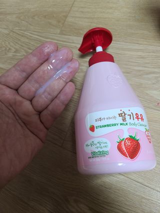 [과일나라] 피부가 마시는 딸기우유 바디클렌저&바디로션 — 5점을 준 리뷰어가 2022년 10월 올린 사용 사진