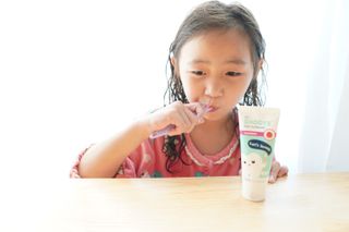 닥터데디스 안심저불소 키즈치약 (라즈베리, 청포도향 중 택 1) 60g +  여행용 미니 치약 15g — 5점을 준 리뷰어가 2022년 11월 올린 사용 사진