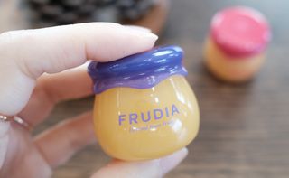 [후르디아] 올리브영 꿀과즙 립밤 2종 (블루베리/석류) — 5점을 준 리뷰어가 2022년 11월 올린 사용 사진