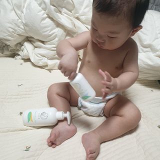 mom e 맘이 내추럴 베이비 케어 샴푸앤바스+로션 — 5점을 준 리뷰어가 2021년 1월 올린 사용 사진