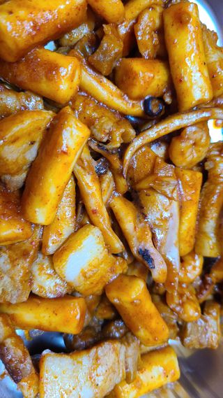 화끈한녀석들 새오똥400g 새우,오징어,똥집 볶음요리 소스,밀떡, 참기름 포함 — 5점을 준 리뷰어가 2022년 12월 올린 사용 사진