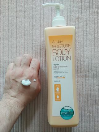[과일나라] 바세린 모이스처 바디로션 1000ml 2종 — 5점을 준 리뷰어가 2021년 10월 올린 사용 사진
