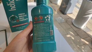30초 후 눈으로 확인하는 헬리덴티 프라글린스 가글 — 5점을 준 리뷰어가 2021년 6월 올린 사용 사진