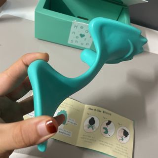 힐니스북 [힐마이넥]   거북목 통증완화를 위한 휴대용 목 안마기 — 2점을 준 리뷰어가 2023년 1월 올린 사용 사진
