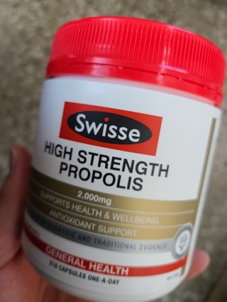Swisse 스위스 고함량 프로폴리스 2,000mg 210정 — 5점을 준 리뷰어가 2021년 2월 올린 사용 사진