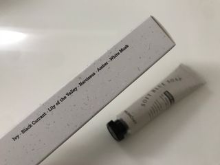 멈칫(MUMCHIT) 넥퍼퓸 NECKPERFUME 2가지 향 — 4.5점을 준 리뷰어가 2021년 11월 올린 사용 사진