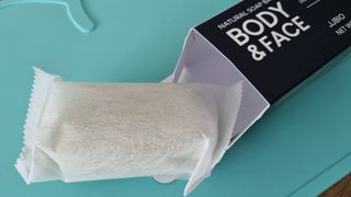 제이제이바이오 허브마사지바 올인원 알약비누 — 5점을 준 리뷰어가 2022년 4월 올린 사용 사진