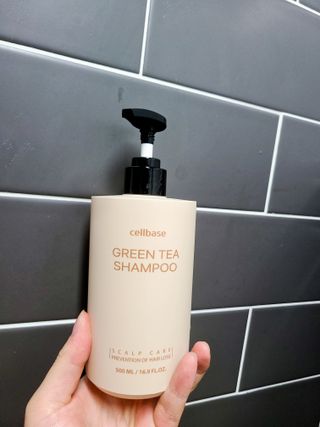 프리마인 더이상 뻣뻣하고 효과없는 탈모샴푸는 NO. 근본부터 케어하는 셀베이스 그린티샴푸(500ml) — 5점을 준 리뷰어가 2023년 4월 올린 사용 사진