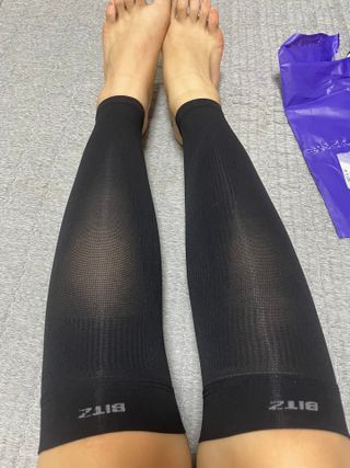 하트플로우 종아리 압박 밴드 스타킹 — 5점을 준 리뷰어가 2022년 10월 올린 사용 사진