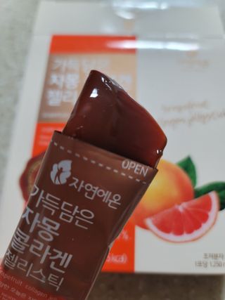 자연에온 핑크 자몽 착즙 100mL 10개입 1BOX +가 득담은 자몽 콜라겐 젤리스틱 1BOX — 5점을 준 리뷰어가 2021년 6월 올린 사용 사진