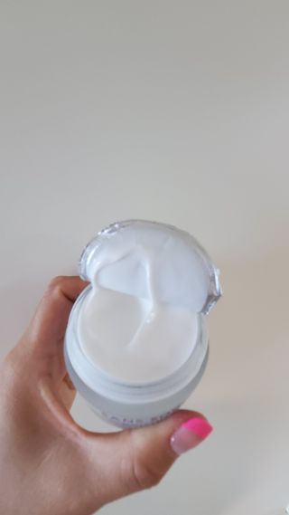 산수시 아쿠아 베네핏 24h 수부지 물광 속건조 수분크림 50ml — 5점을 준 리뷰어가 2021년 8월 올린 사용 사진