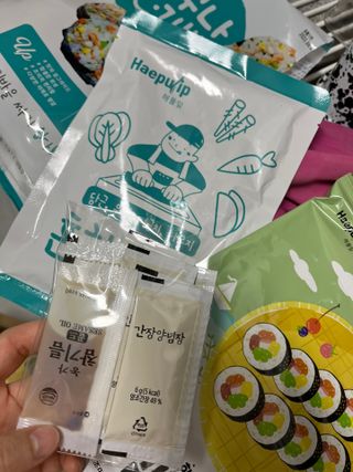 해풀잎 누구나 김밥*1ea [(혼합야채 35g *1ea,  김밥김 (5g, 5ea),  양념간장 (6g, 5ea), 참기름(5g, 2ea)] — 4점을 준 리뷰어가 2022년 7월 올린 사용 사진