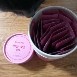 페페로니 잘 먹는 캣츄 - 알래스카 연어 24개입 — 5점을 준 리뷰어가 2021년 7월 올린 사용 사진