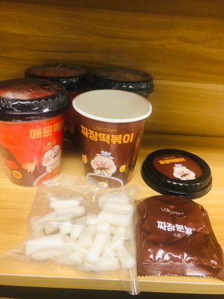 유비쿡 컵떡볶이 매운컵떡볶이2개/ 짜장컵떡볶이 2개  총 4개세트 — 5점을 준 리뷰어가 2021년 6월 올린 사용 사진