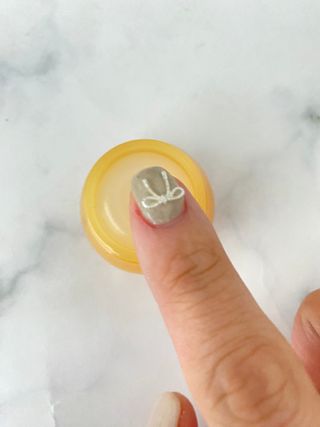 틱톡 [후르디아] 튼입술해결템 올리브영 블루베리 하이드레이팅 허니 립밤 — 5점을 준 리뷰어가 2023년 12월 올린 사용 사진