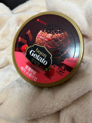 롯데제과 본젤라또 비스킷&바닐라카라멜바, 본젤라또 베리쇼콜라컵 — 5점을 준 리뷰어가 2021년 12월 올린 사용 사진