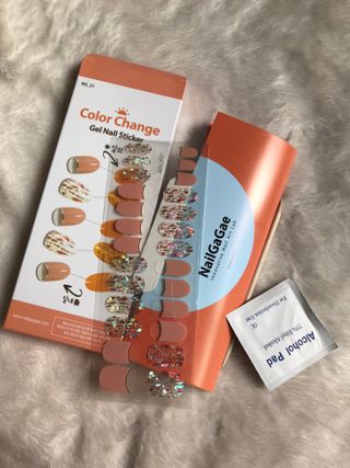 [네일가게] 햇빛에 닿으면 색이 변하는 신기한 햇살 반전 네일스티커_B — 4점을 준 리뷰어가 2021년 8월 올린 사용 사진