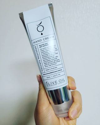 올리브 오일 스킨케어 컴퍼니 [OOSC] 보송보송한 내추럴리 너리시드 핸드크림 125ml — 3점을 준 리뷰어가 2021년 5월 올린 사용 사진