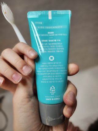 치과에서 쓰는 치약 _ 라벨제로 저불소 꼬마, 키즈, 유아, 베이비, 주니어 안전한 어린이치약 — 5점을 준 리뷰어가 2023년 1월 올린 사용 사진