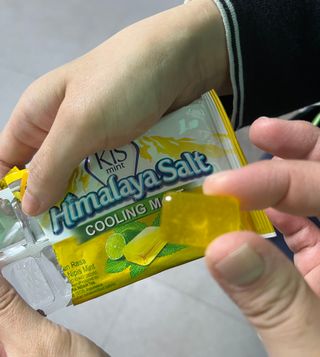 마요라 히말라야 솔트 캔디 2종-페퍼민트 맛, 라임민트 맛 — 3점을 준 리뷰어가 2022년 12월 올린 사용 사진