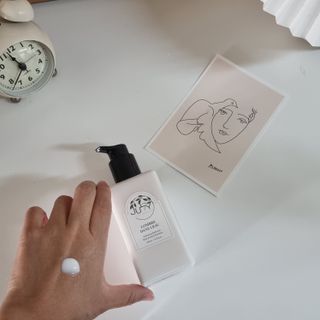 줄라이 모닝 _ JULY MORNING 줄라이모닝 하이드레이팅 퍼퓸드 바디앤핸드 에멀젼 — 5점을 준 리뷰어가 2021년 12월 올린 사용 사진