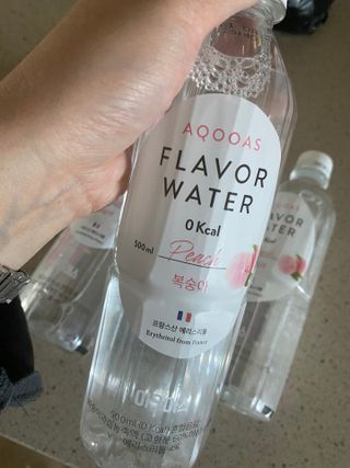아쿠아스 플레이버워터 ★[아쿠아스] 제로칼로리 플레이버워터 복숭아/청포도 1BOX 20개입 — 5점을 준 리뷰어가 2021년 4월 올린 사용 사진