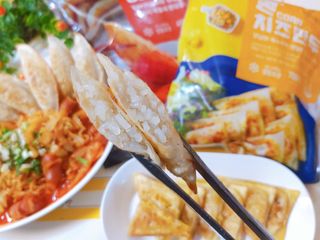 (주)성경순만두 곤약만두.콘치즈만두,삼각당면만두,당면 야끼만두,대구전통 납작만두,떡뽁이 매콤소스,달콤소스 — 5점을 준 리뷰어가 2023년 4월 올린 사용 사진