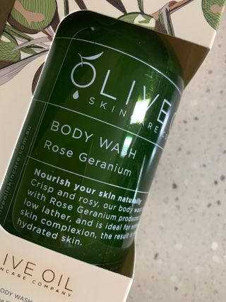 올리브 오일 스킨케어 컴퍼니 [OOSC] 향기로운 보습 로즈 제라늄 바디워시 500ml — 5점을 준 리뷰어가 2021년 7월 올린 사용 사진