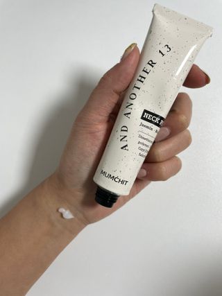 멈칫(MUMCHIT) 넥퍼퓸 NECKPERFUME 2가지 향 — 4.5점을 준 리뷰어가 2021년 12월 올린 사용 사진